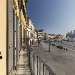 https://palazzo-carpe-diem-prato-della-valle.hotelinveneto.com